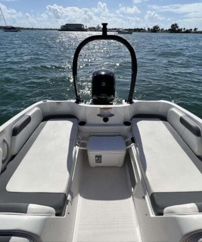 Bayliner E18 bow seating and walkway